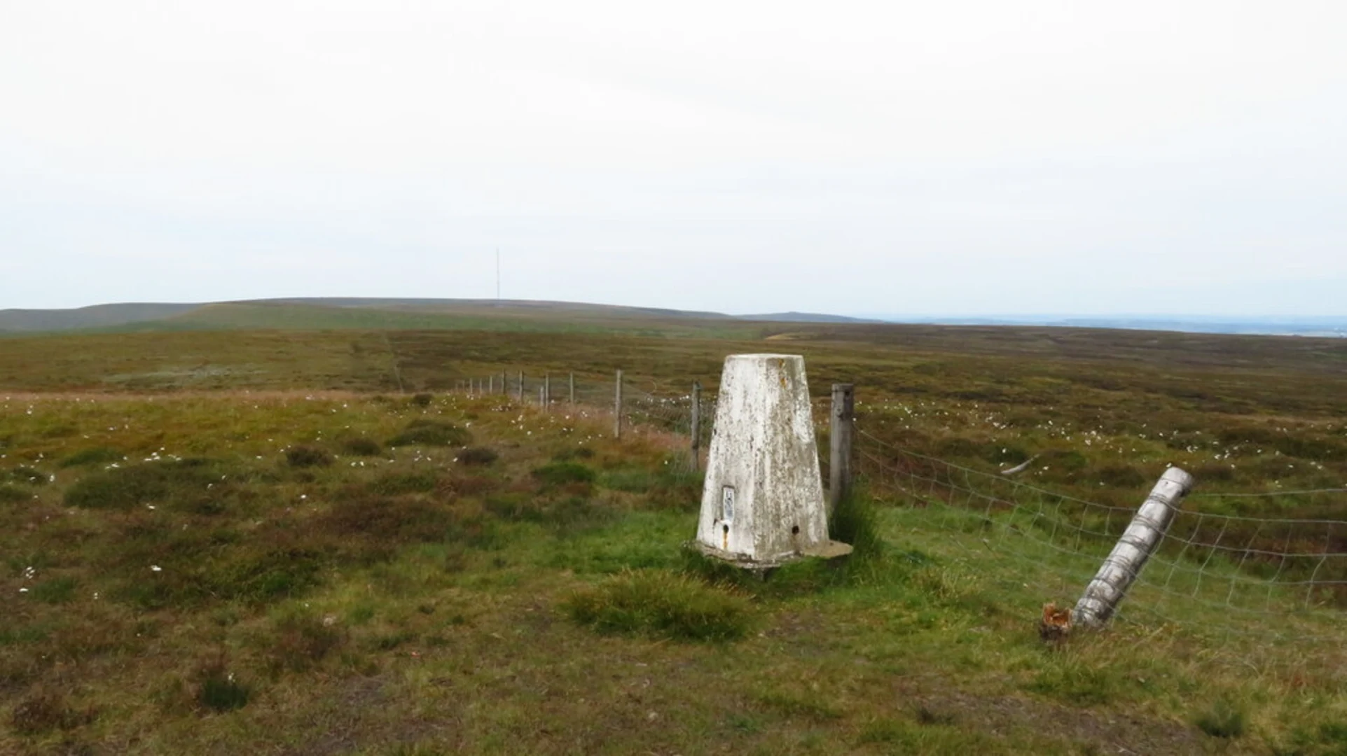 An image depicting the trail Winscar Reservoir and Dead Edge End Loop from Dunford Bridge and its surrounding area.
