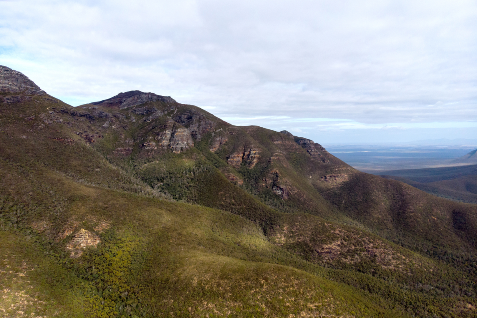 An image depicting the trail Bluff Knoll Trail and its surrounding area.