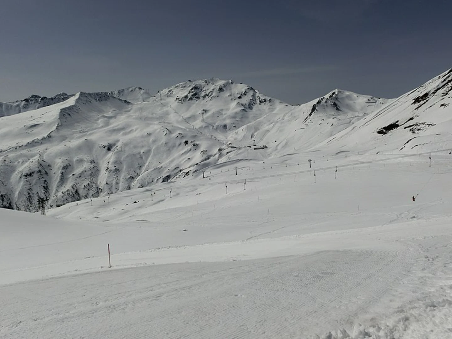 An image depicting the trail Parsenn - Strela Panorama Trail and its surrounding area.