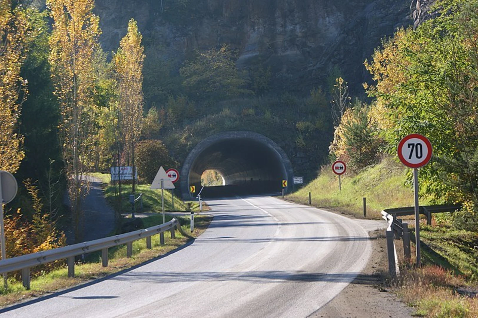 An image depicting the trail Linke Fußspur - Auf den Spuren der Vulkane and its surrounding area.