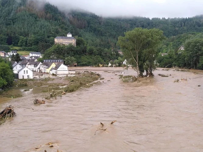 Ahrschleife bei Altenahr and Ahr via Ahrtalweg