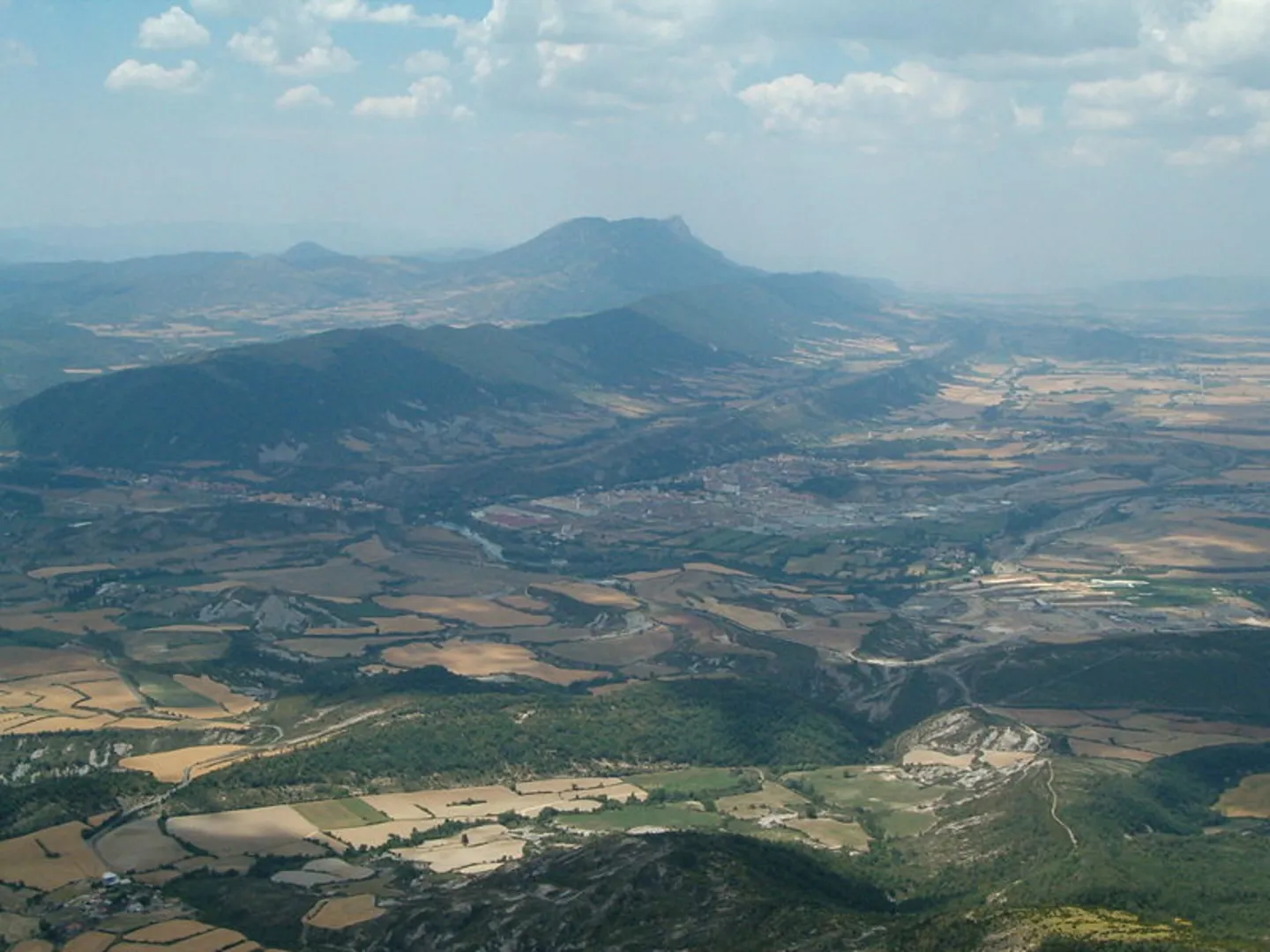 An image depicting the trail Route of the Sierra de San Pedro PR HU 161 and its surrounding area.