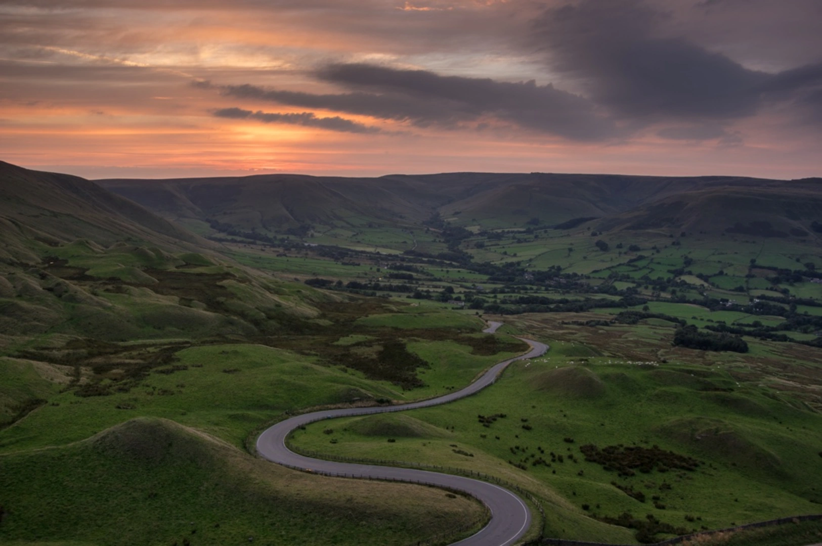 An image depicting the trail Pennine Way - Edale to Standedge and its surrounding area.