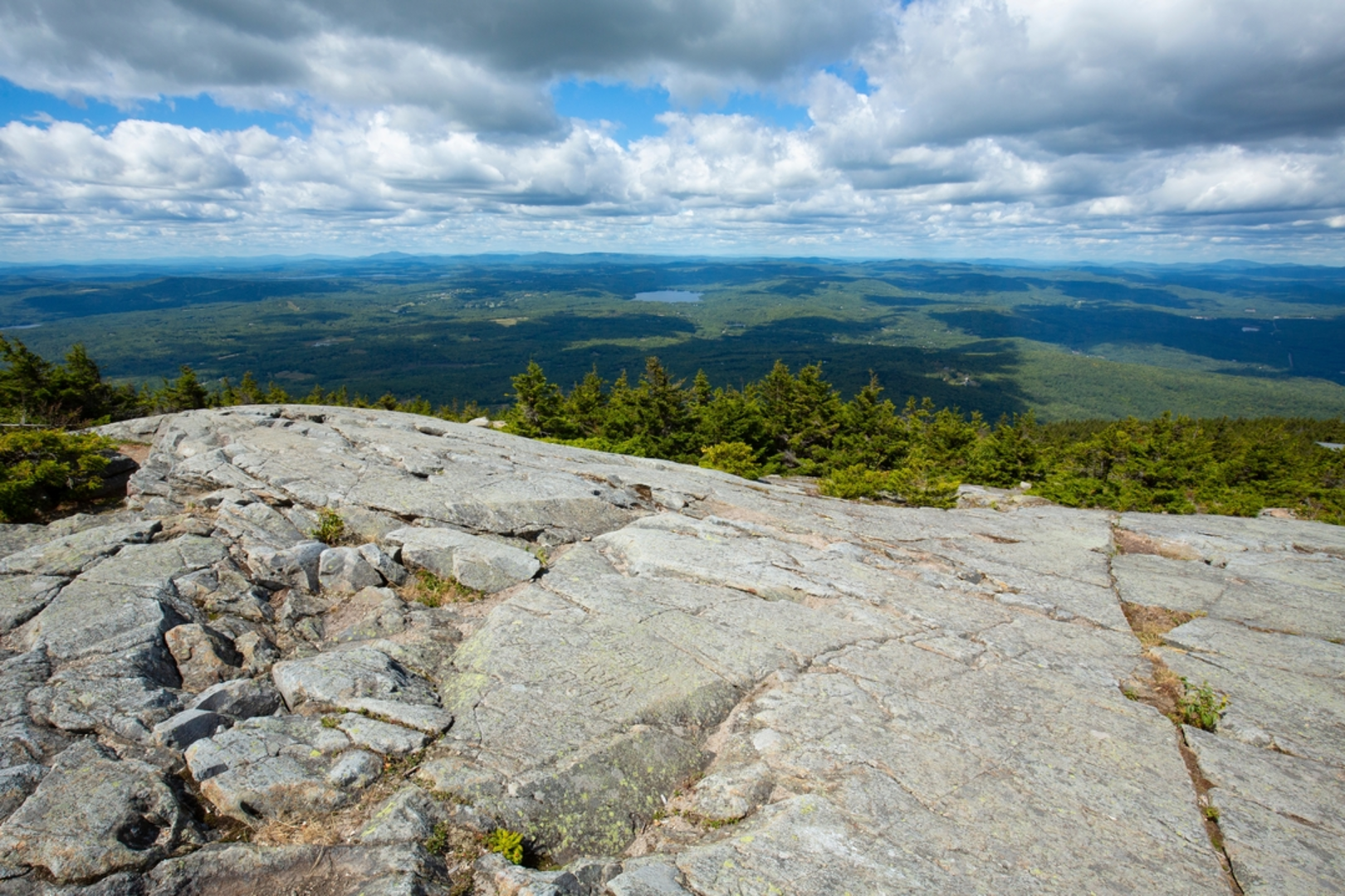 An image depicting the trail Mount Kearsarge via Winslow and Barlow Trail and its surrounding area.