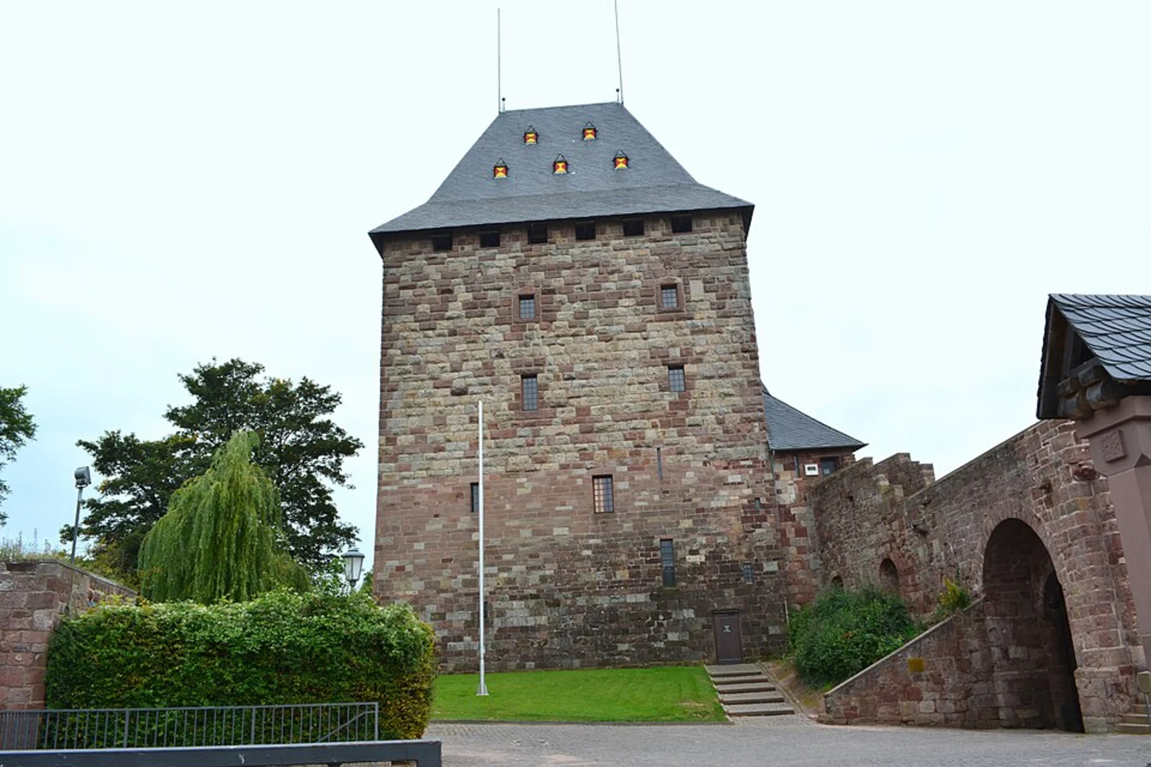 An image depicting the trail Teufelsklau and Burg Nideggen Loop via Felsenweg and its surrounding area.