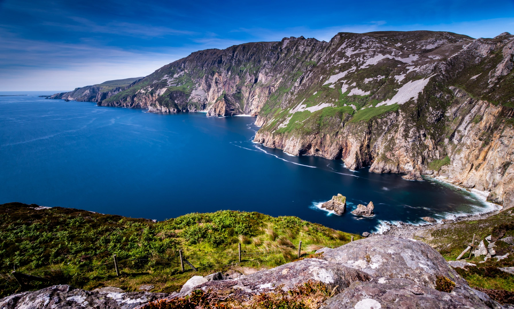 An image depicting the trail Slieve League Loop from Teelin and its surrounding area.