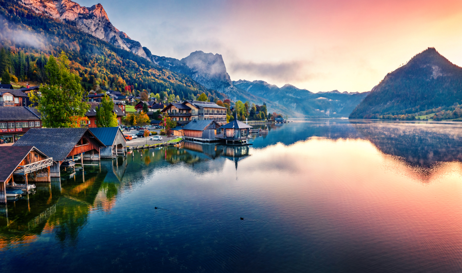 An image depicting the trail Türkenkogel Peak from Lake Grundlsee and its surrounding area.