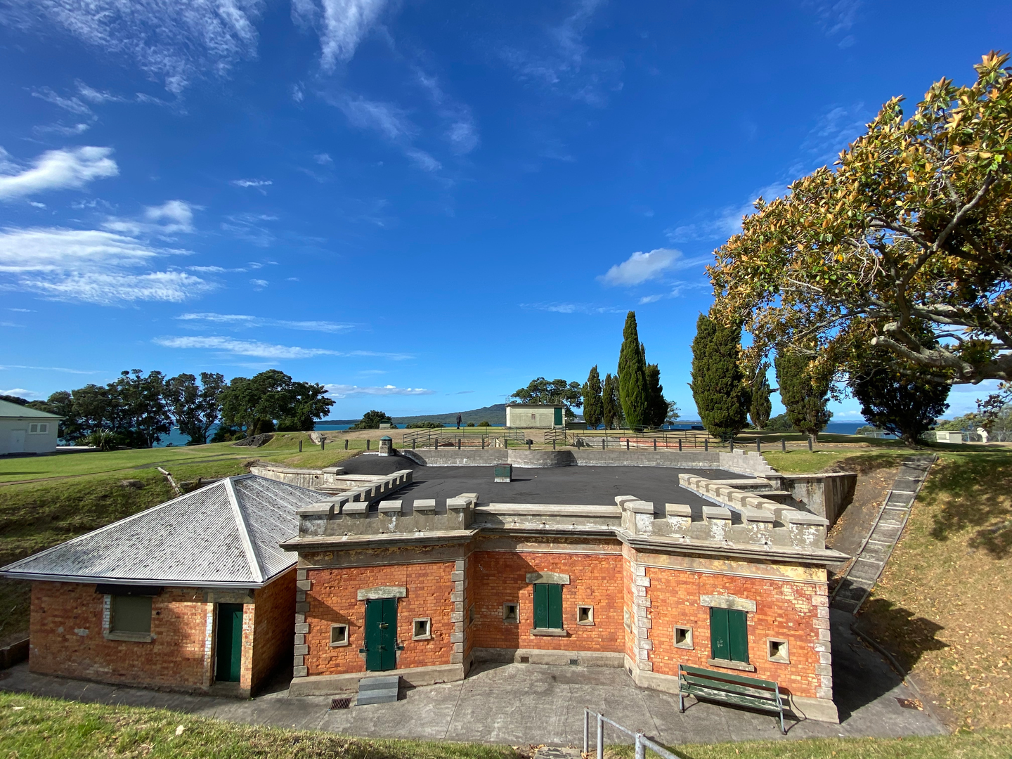 An image depicting the trail Fort Takapuna Historic Reserve Walk and its surrounding area.