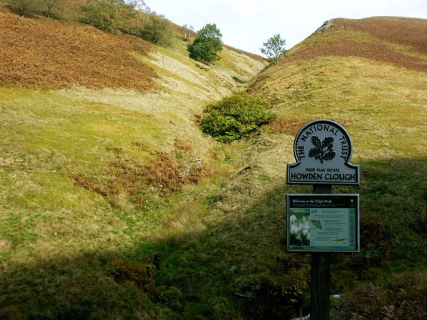 An image depicting the trail Margery Hill to Back Tor from Fairholmes and its surrounding area.