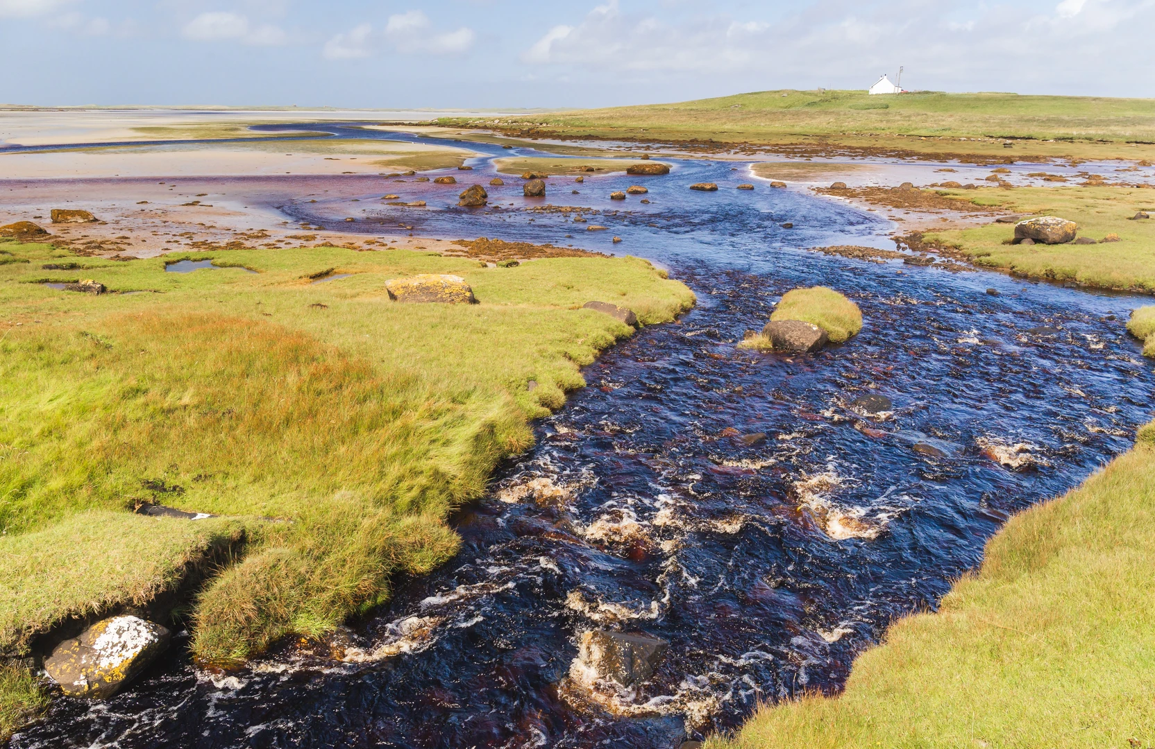 An image depicting the trail Traigh Himiligh in Vallay and its surrounding area.