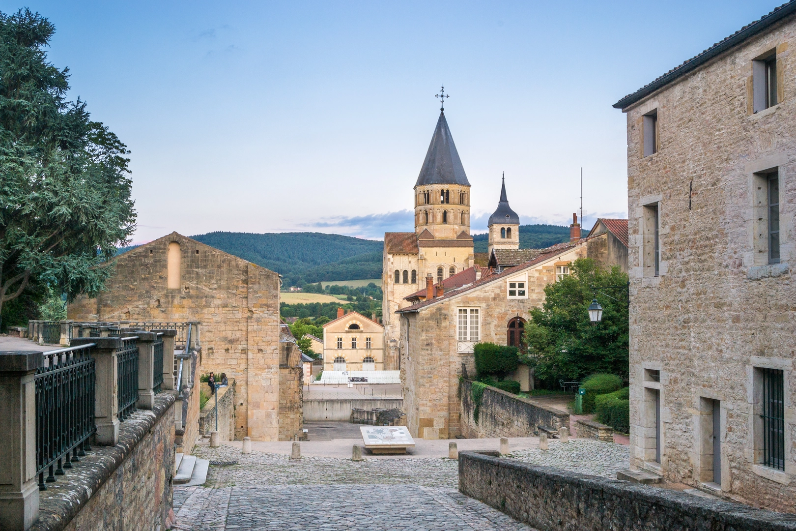 An image depicting the trail Chemin de Cluny and its surrounding area.