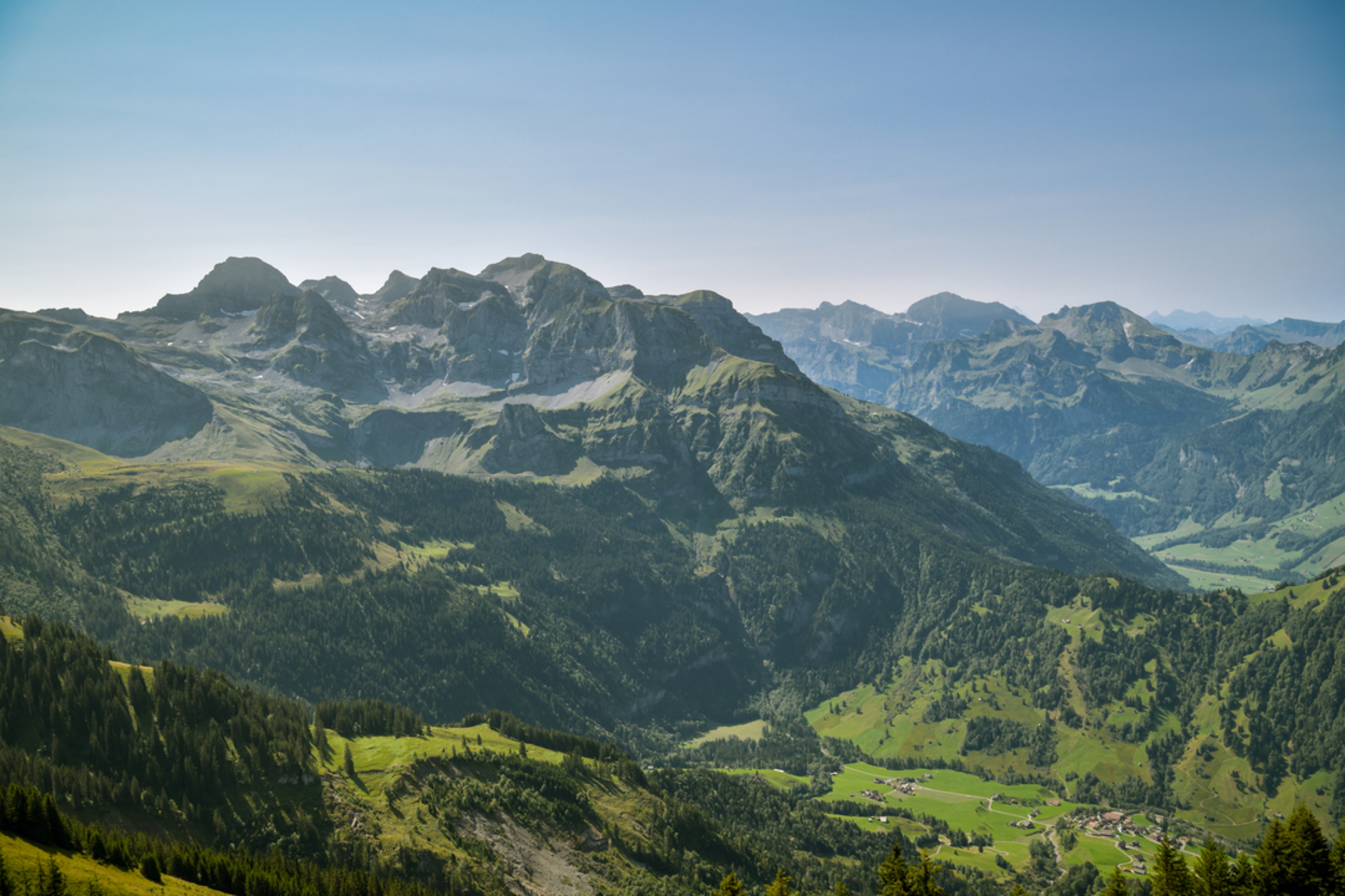An image depicting the trail Nidwaldner Höhenweg and its surrounding area.