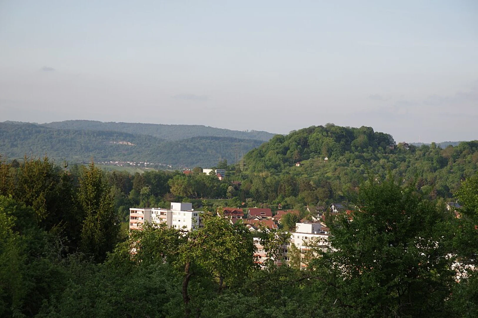 An image depicting the trail Stadtwald Hofheim Loop and its surrounding area.