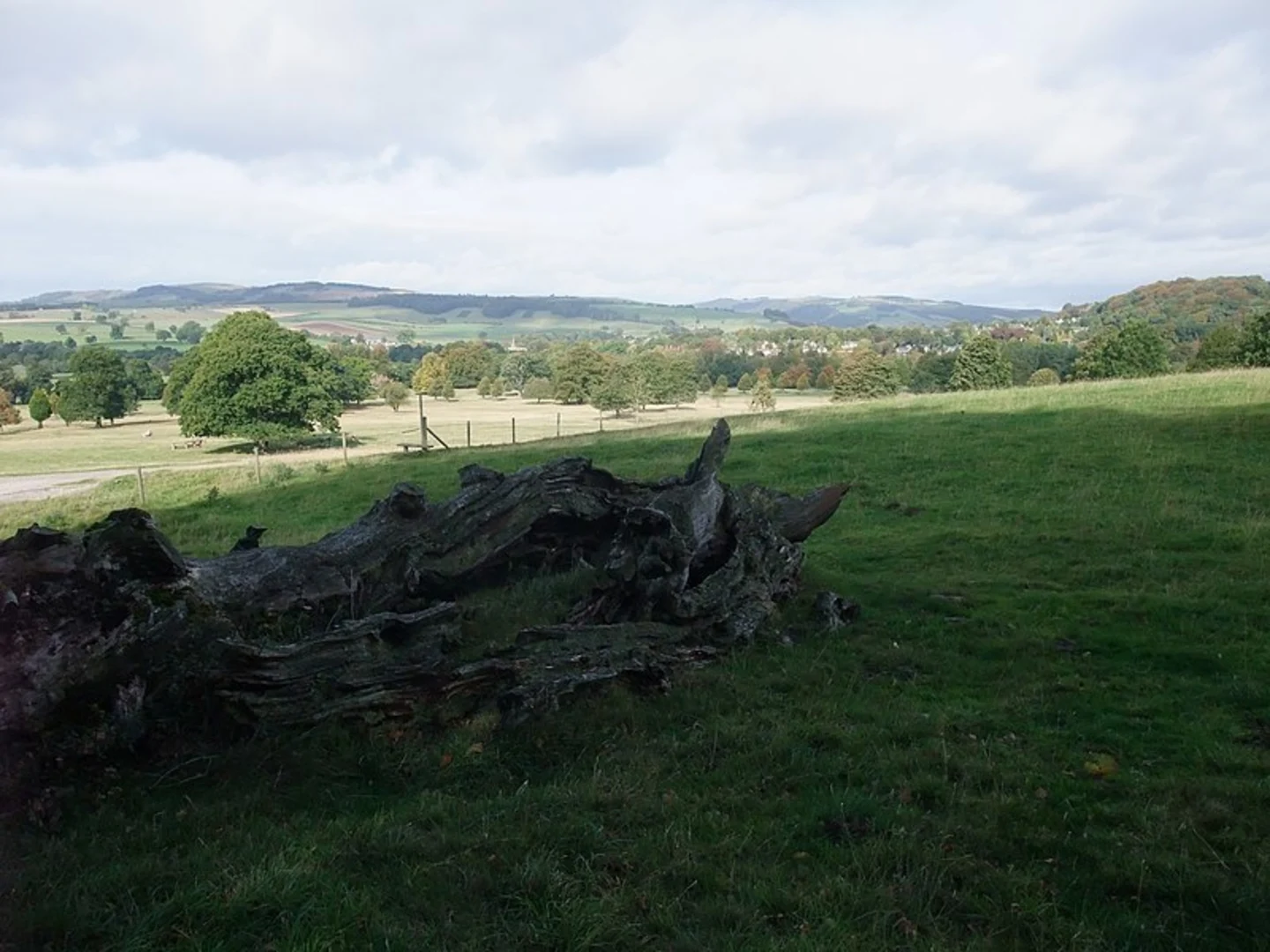An image depicting the trail Chatsworth and Edensor Loop via Calton Lees and its surrounding area.