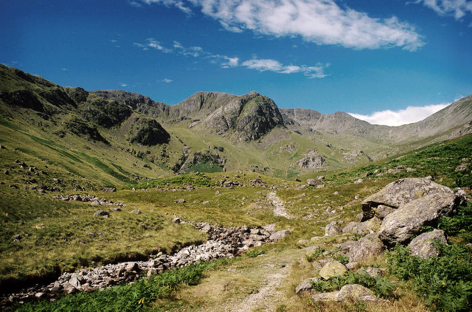 An image depicting the trail Deepdale Beck, Cofa pike, Fairfield and Hart Crag Loop and its surrounding area.