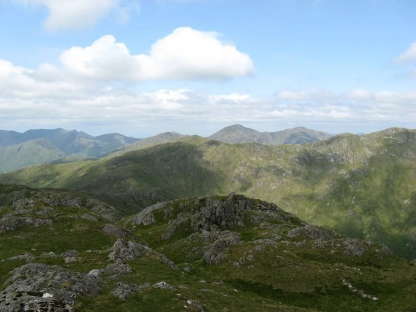 An image depicting the trail Druim Tarsuinn Hill and its surrounding area.