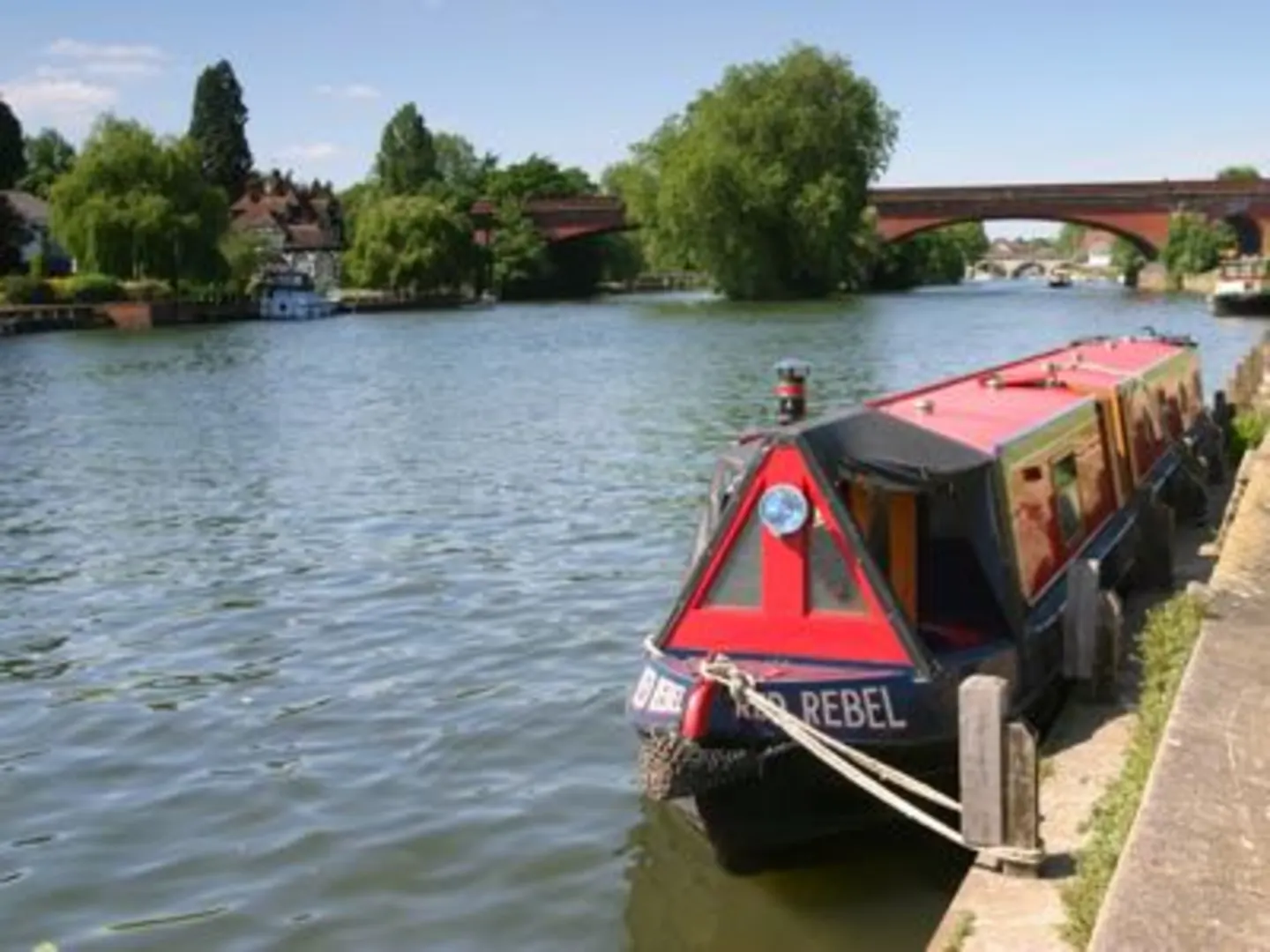 An image depicting the trail Thames Path and its surrounding area.