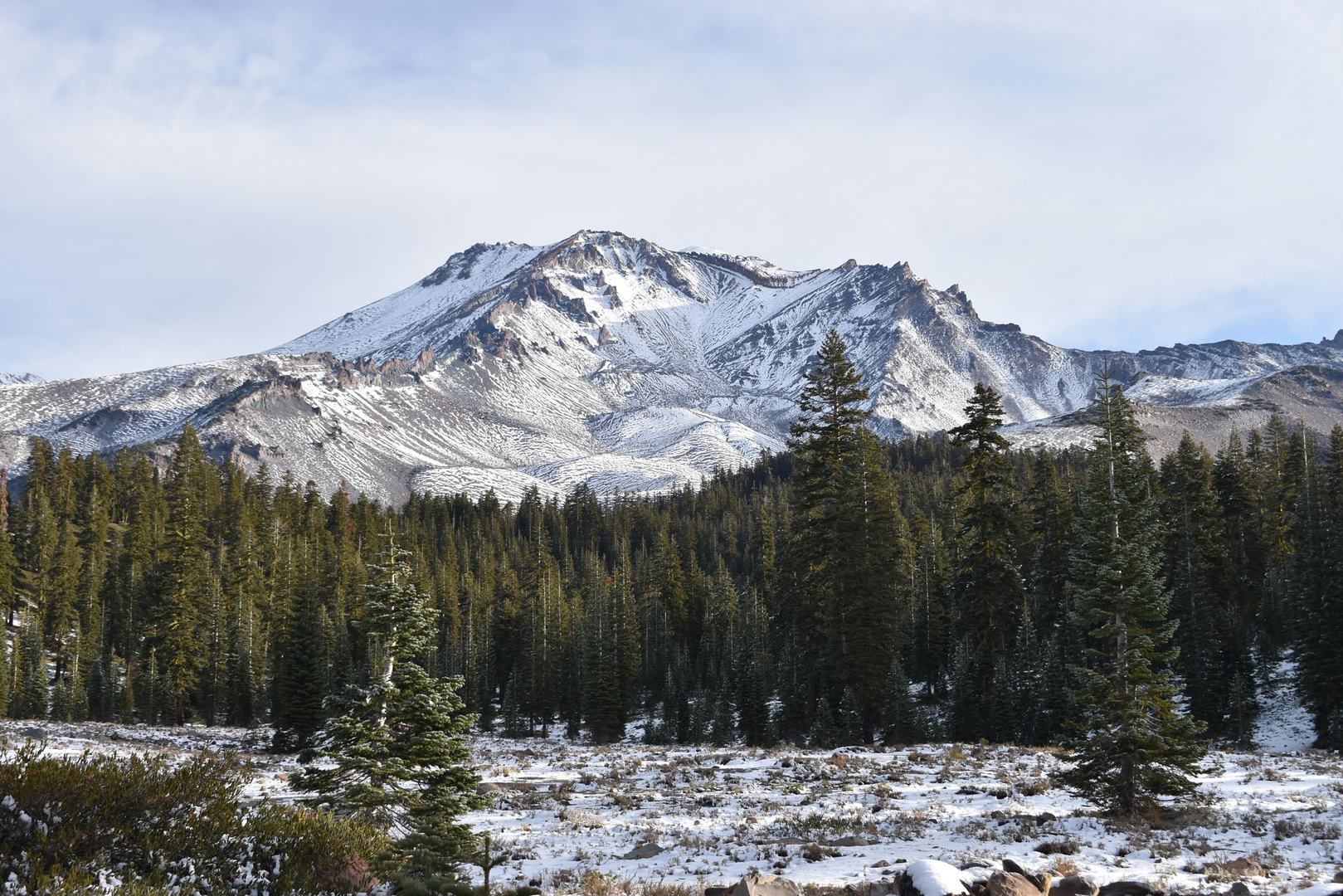An image depicting the trail Mount Shasta via Hotlum Bolum Ridge and its surrounding area.