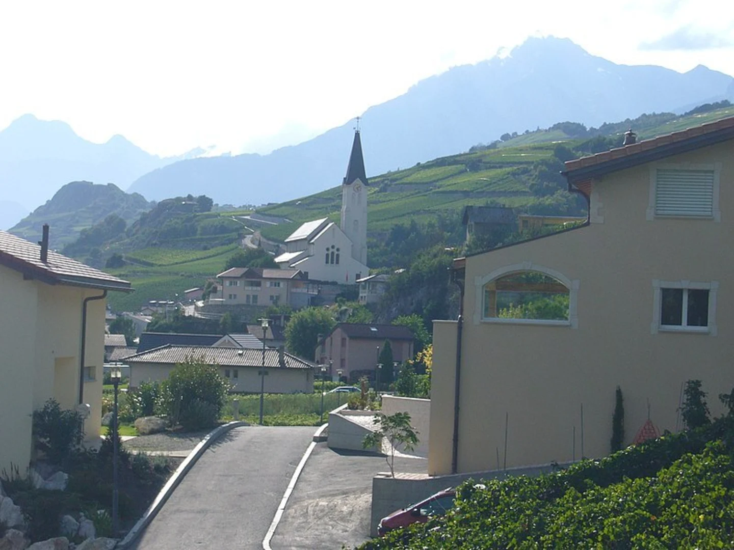 An image depicting the trail Sierre to St-Léonard Trail and its surrounding area.