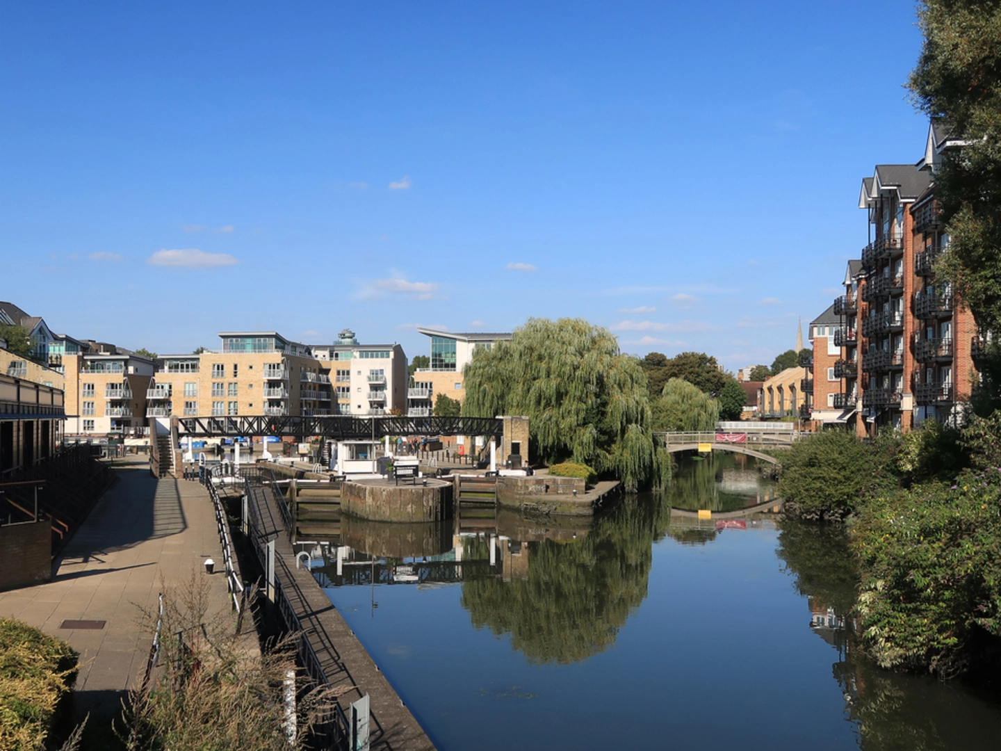 An image depicting the trail Brentford Canal Walk and its surrounding area.