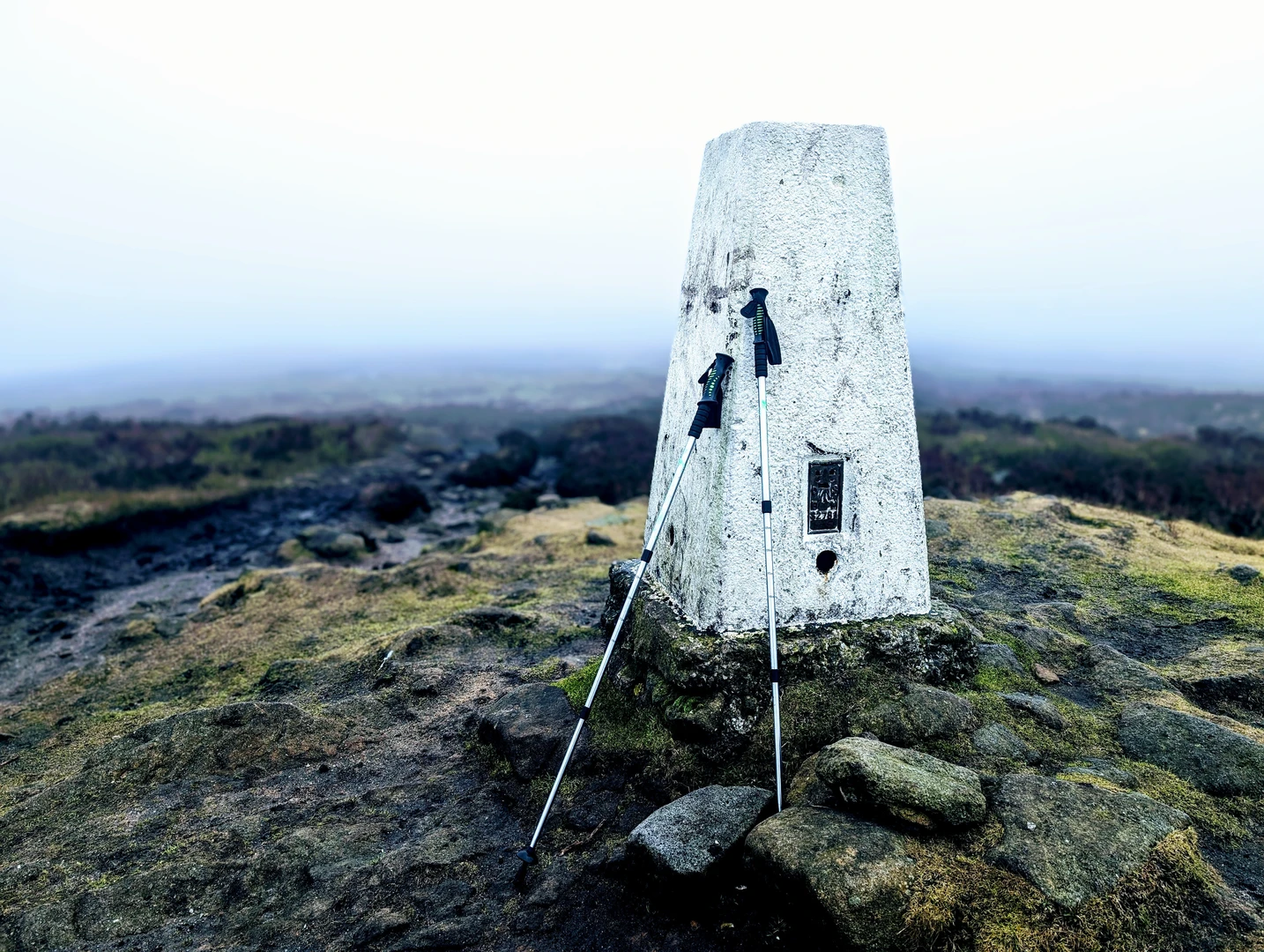 An image depicting the trail New Mills to Edale via Lantern Pike and Harry hut and its surrounding area.
