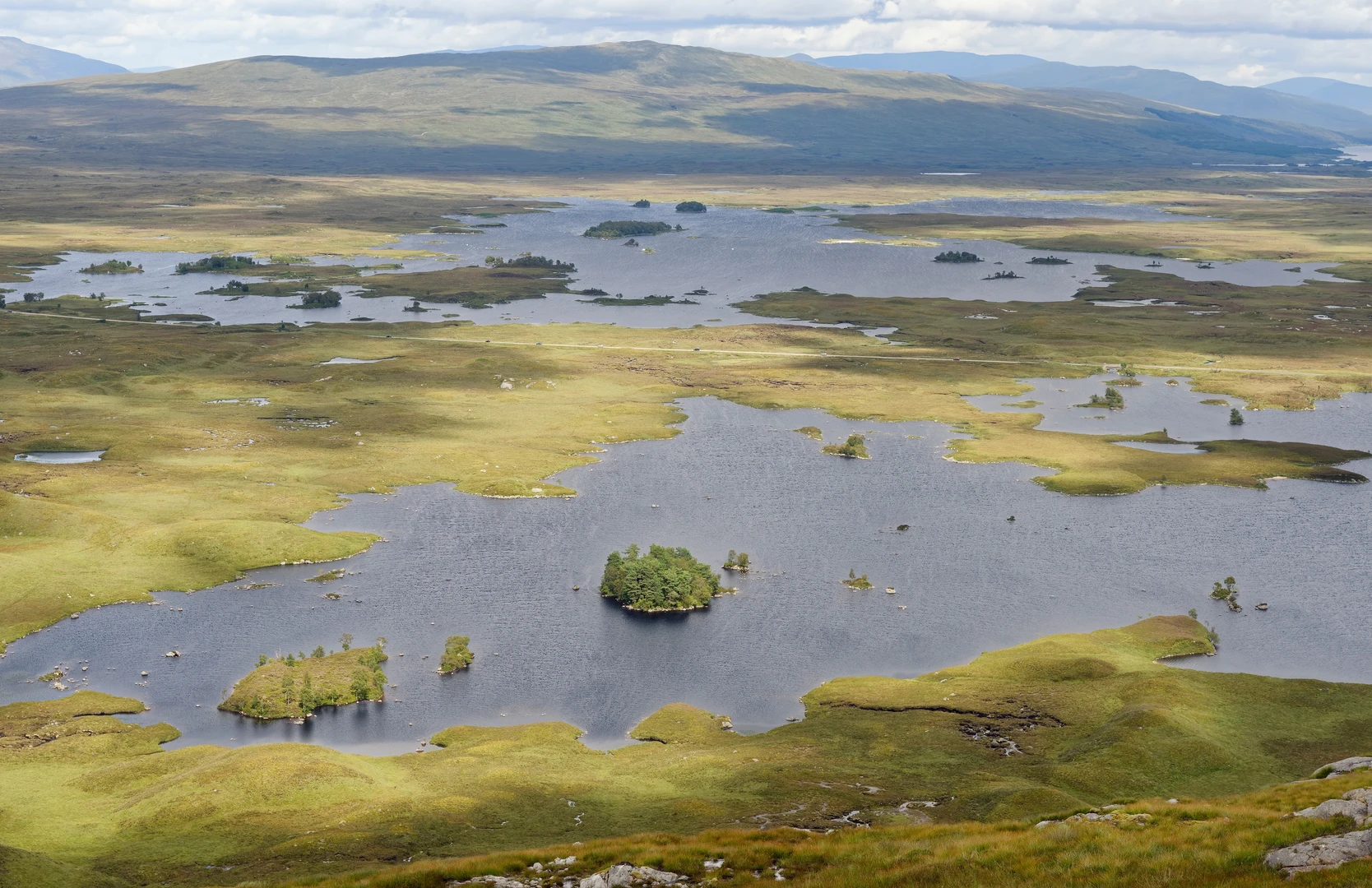 An image depicting the trail North End to Glengarrisdale via Loch a' Gheoidh and Loch Doire na h-Achlaise and its surrounding area.