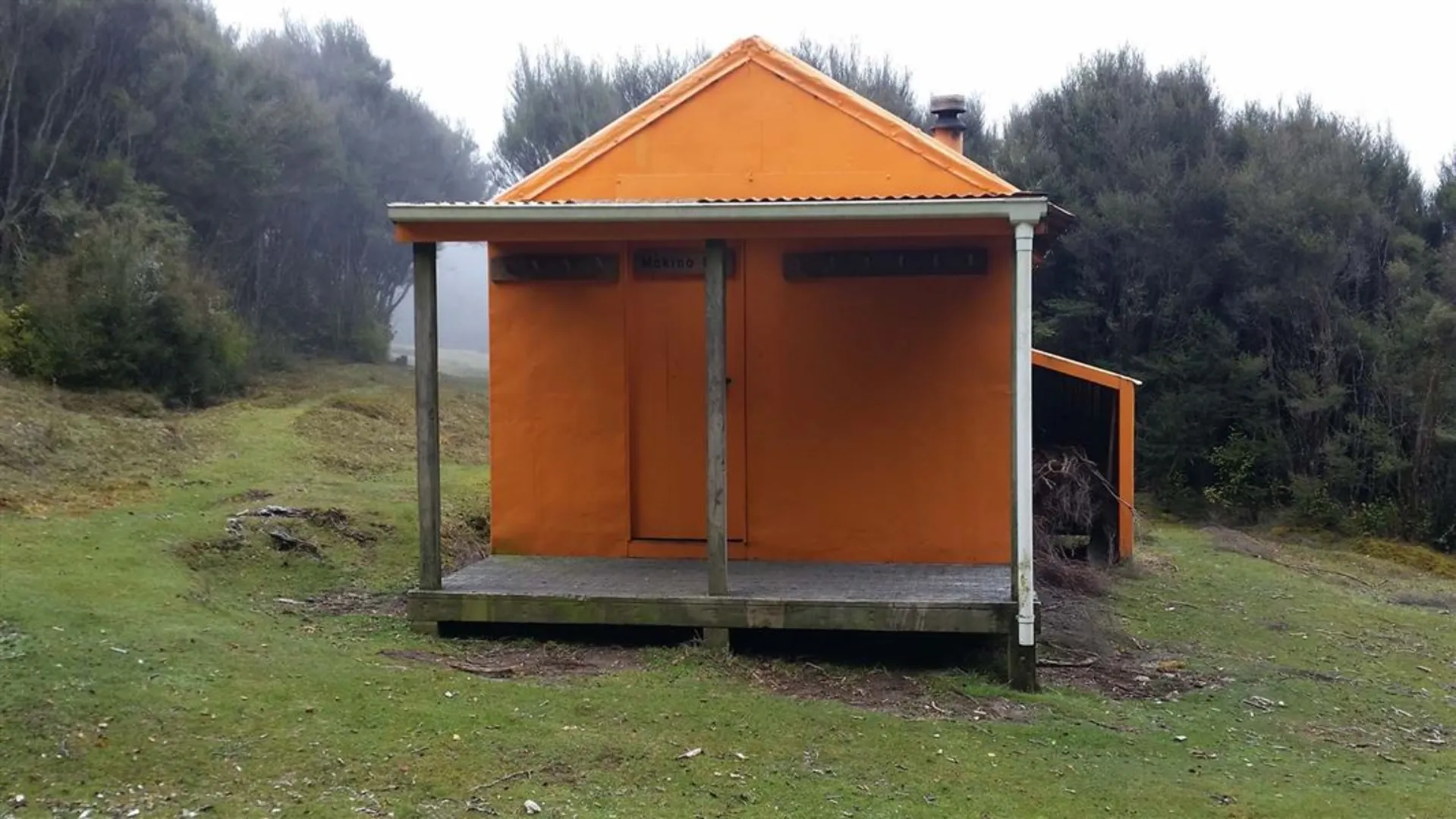 An image depicting the trail Makahu Road to Makino Hut to Te Puia Lodge to Makahu Rd and its surrounding area.