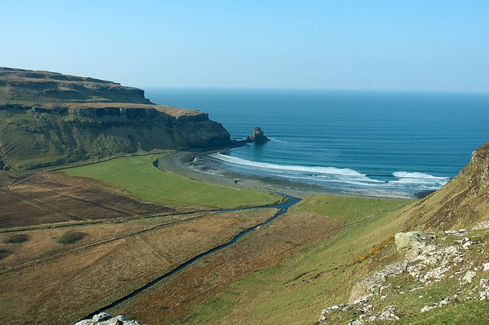 An image depicting the trail Talisker to Fiskavaig Loop and its surrounding area.