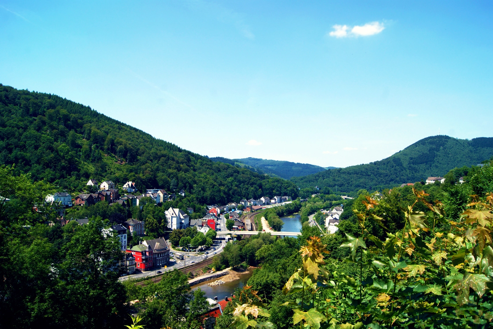 An image depicting the trail Sauerland-Höhenflug Wanderweg and its surrounding area.