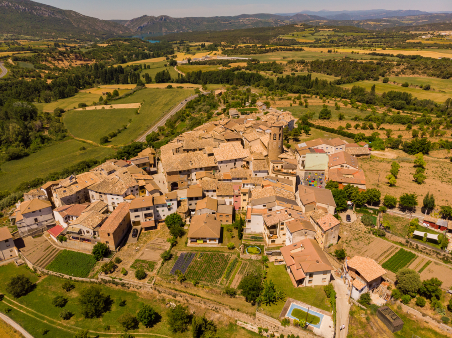 An image depicting the trail Juseu - La Puebla de Fantova PR HU 124 and its surrounding area.