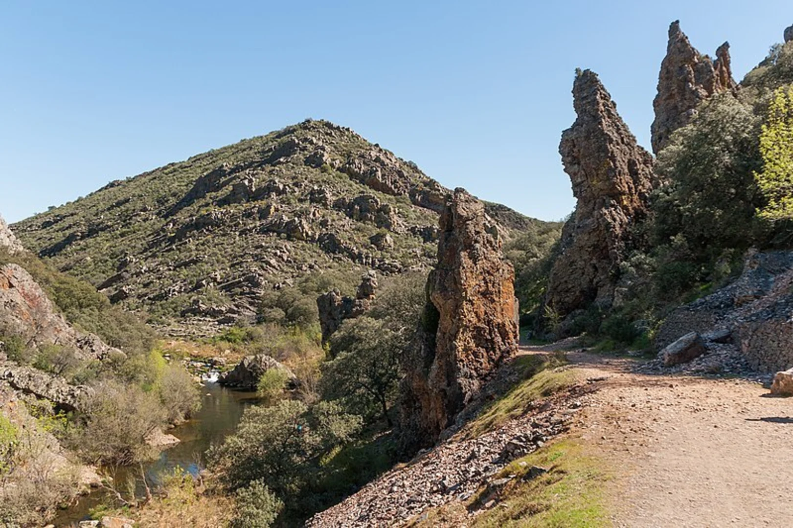 An image depicting the trail Ruta del Camino del Área recreativa del Acebo y las Fuentes and its surrounding area.