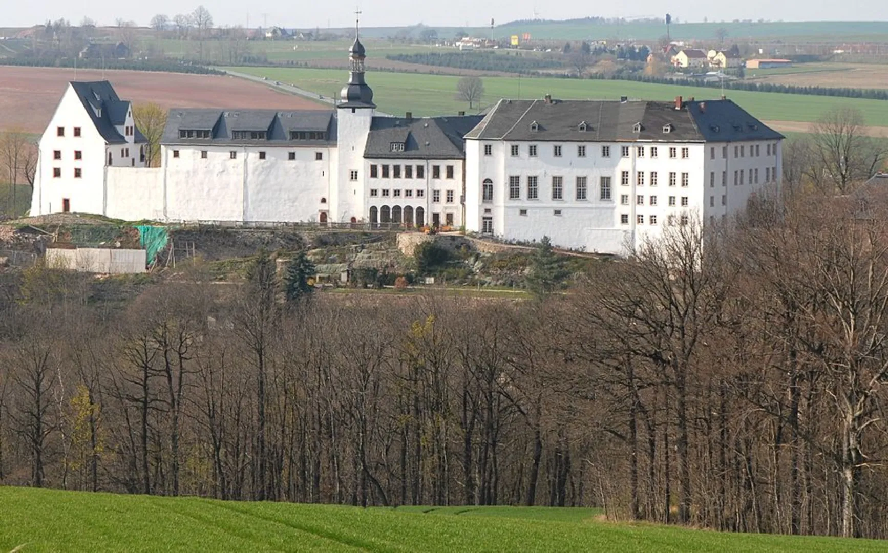 An image depicting the trail Schlosspark Wildenfels and Schlossteich Loop and its surrounding area.