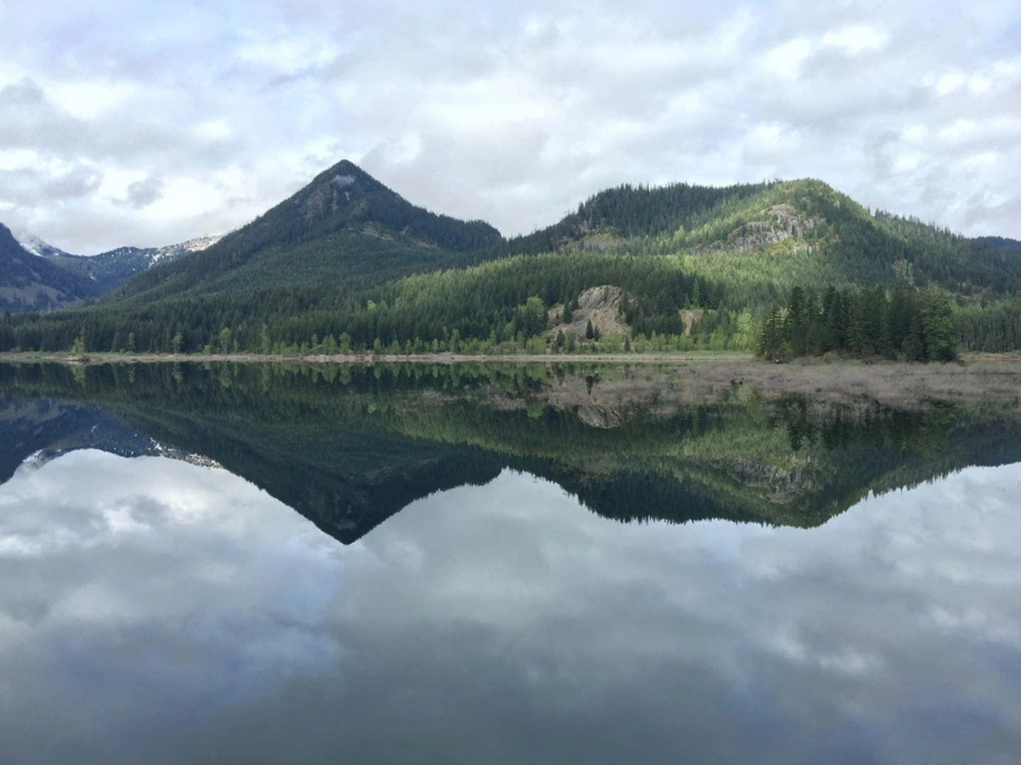 An image depicting the trail Lake Lillian Trail and its surrounding area.