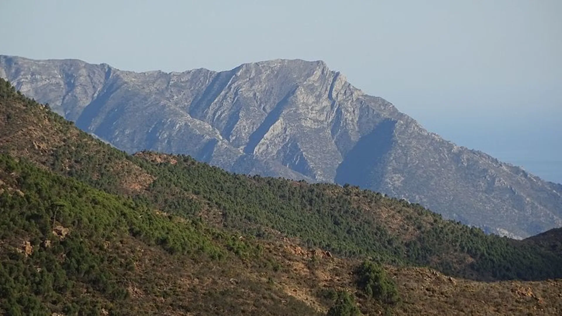 An image depicting the trail Juanar - La Concha and its surrounding area.