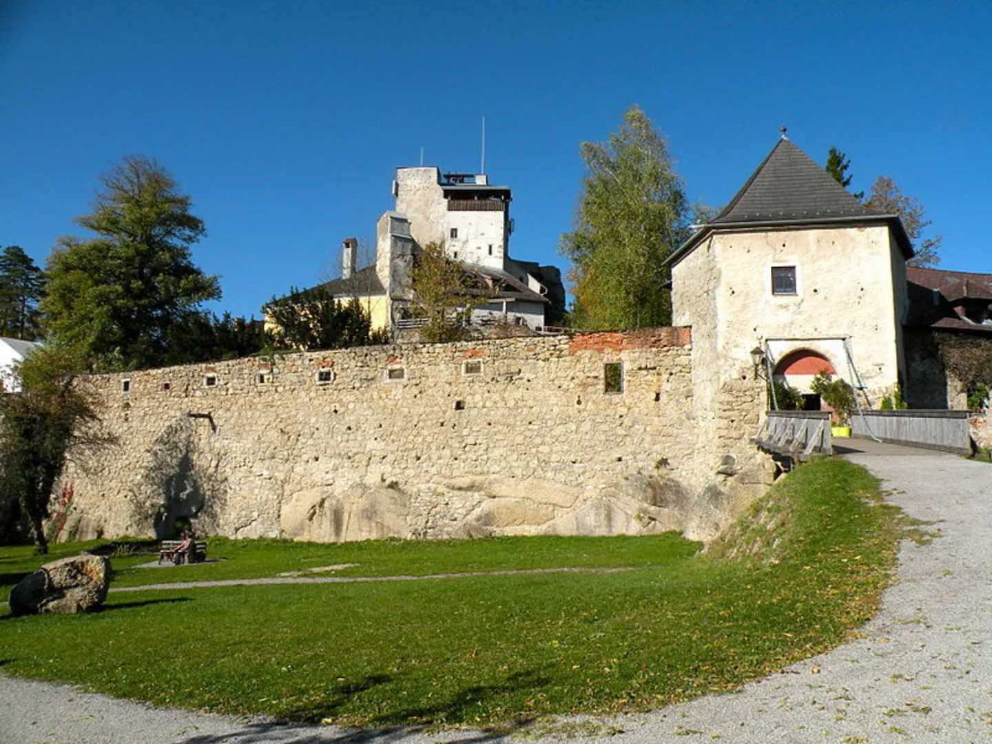 An image depicting the trail Bad Kreuzen - Kreuzner Donaublick Loop Trail and its surrounding area.