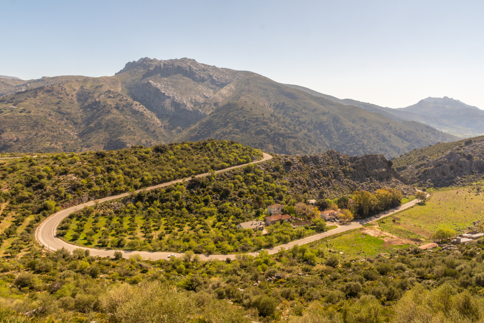 An image depicting the trail Ruta de la Cañada Real and its surrounding area.