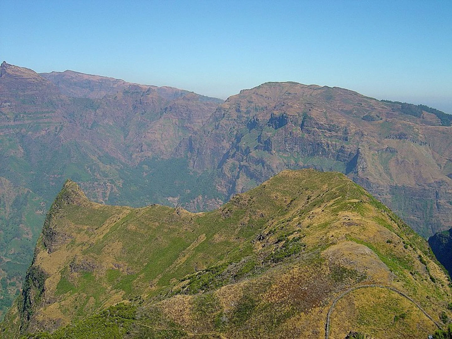 An image depicting the trail Levada do Lombo do Mouro and its surrounding area.