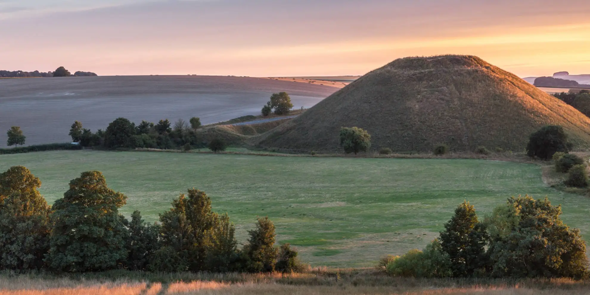 An image depicting the trail Avebury - West Kennett and Silbury Hill and its surrounding area.