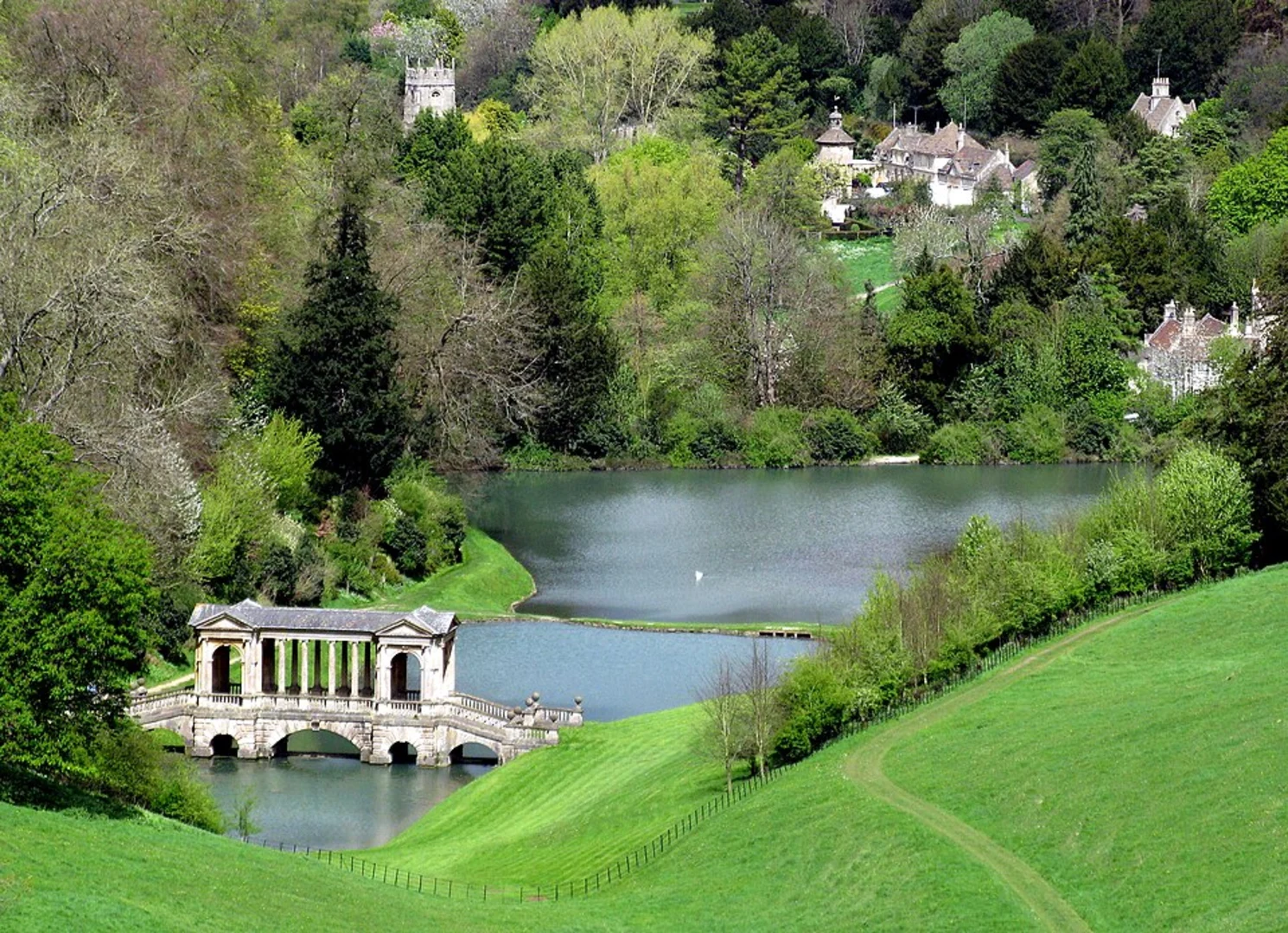 An image depicting the trail Serpentine Lake, Freefield Wood, Rainbow Wood and Upper Lake and its surrounding area.