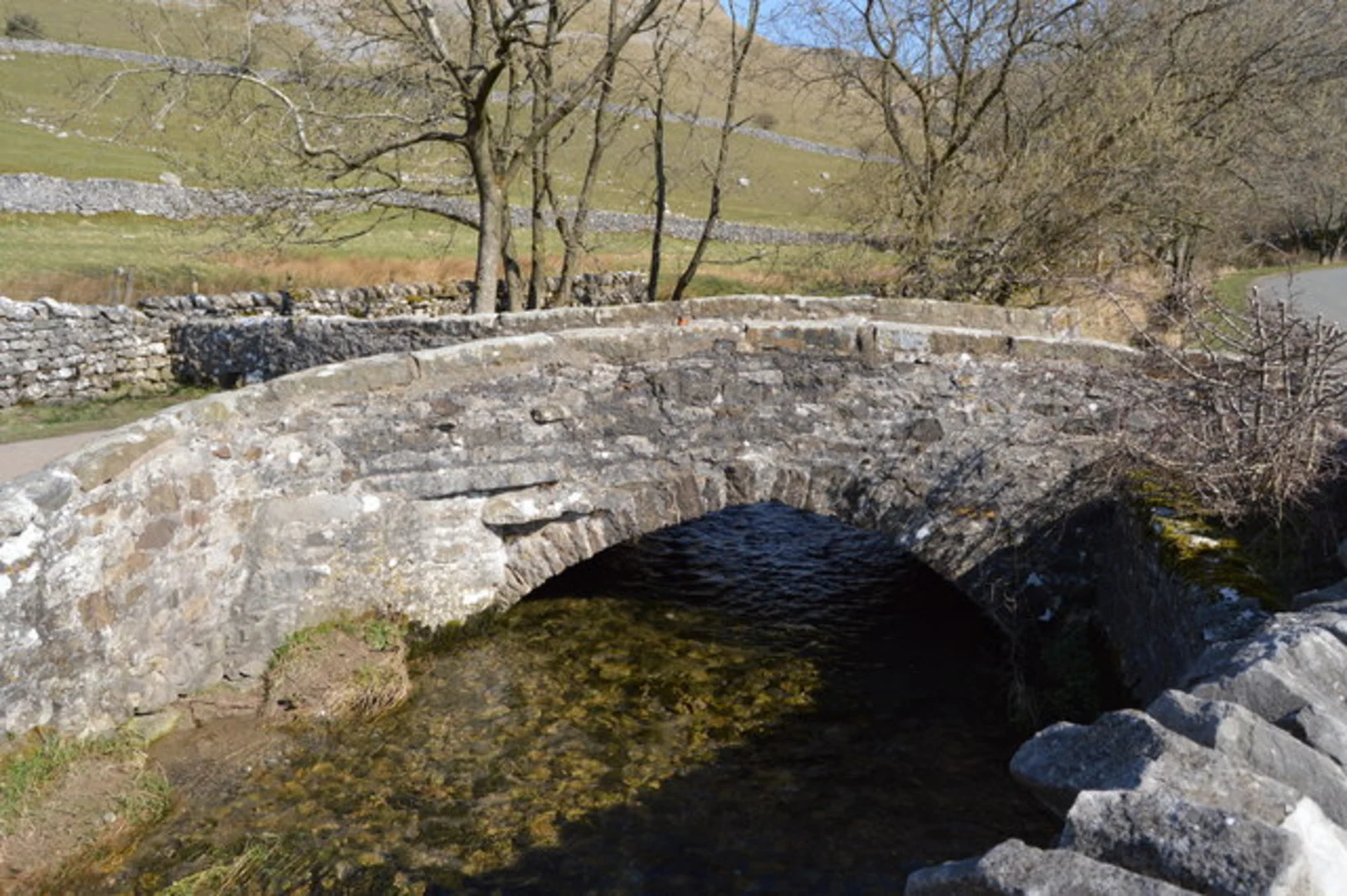 An image depicting the trail Malham Cove, Comb Hill and New Close Knotts Loop and its surrounding area.