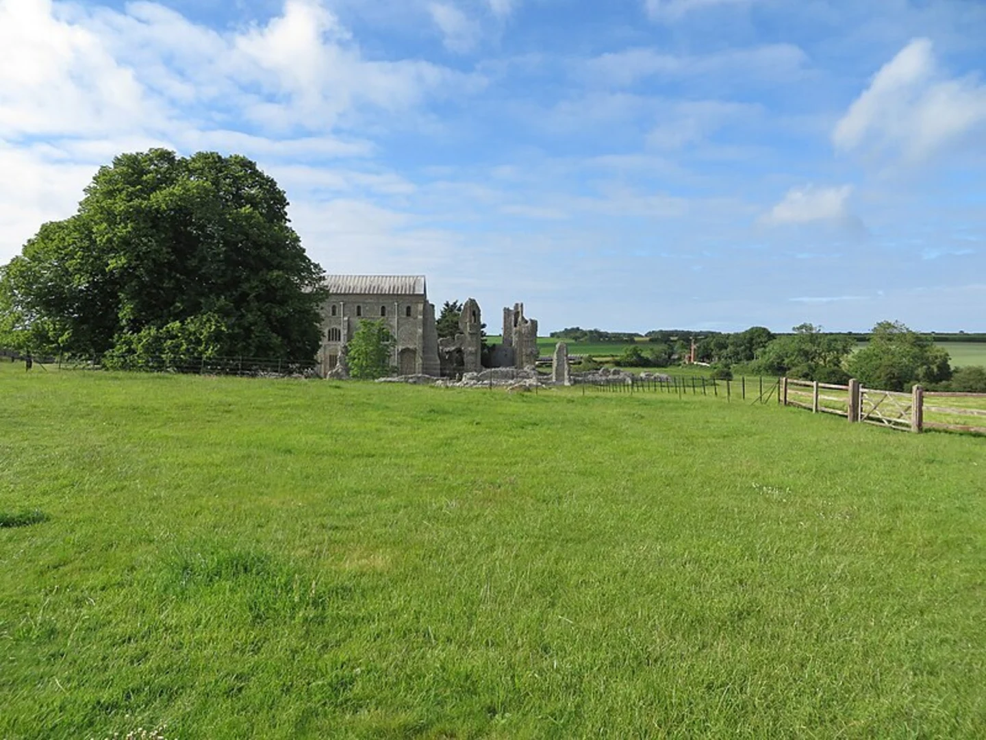 An image depicting the trail Binham Priory Loop and its surrounding area.