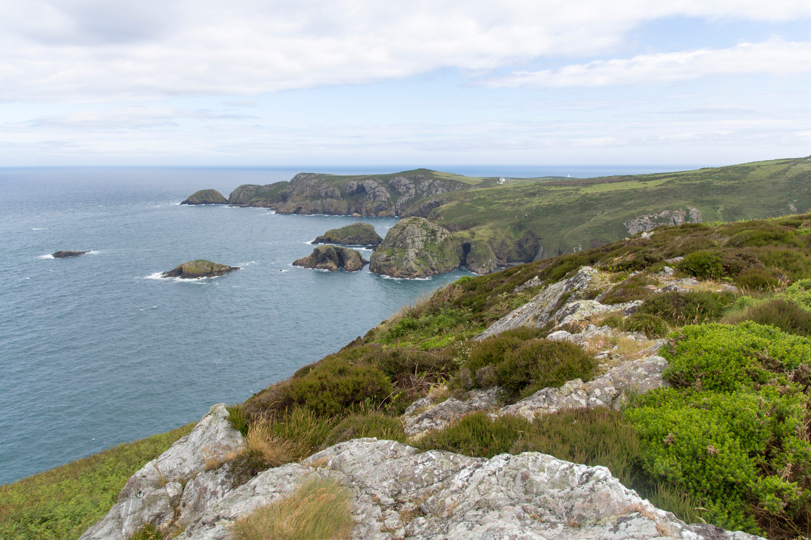 An image depicting the trail Strumble Head from Garn Fawr and its surrounding area.