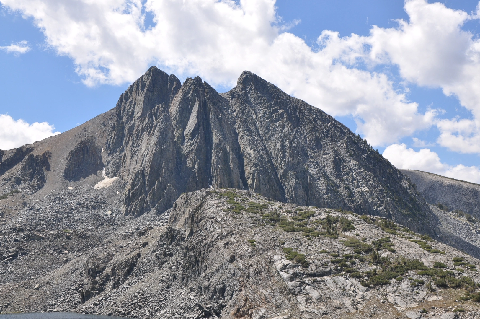 An image depicting the trail Duck Pass Trail and Emerald Lake Loop Trail and its surrounding area.