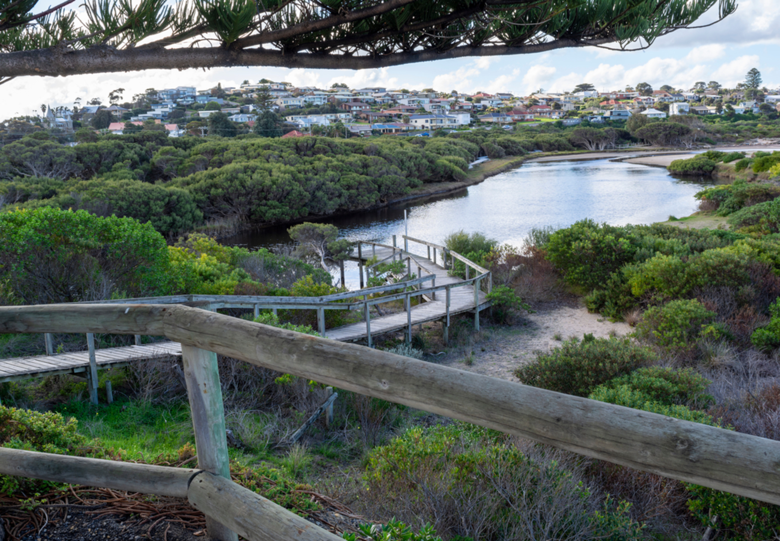 An image depicting the trail Hindmarsh River Walk and its surrounding area.