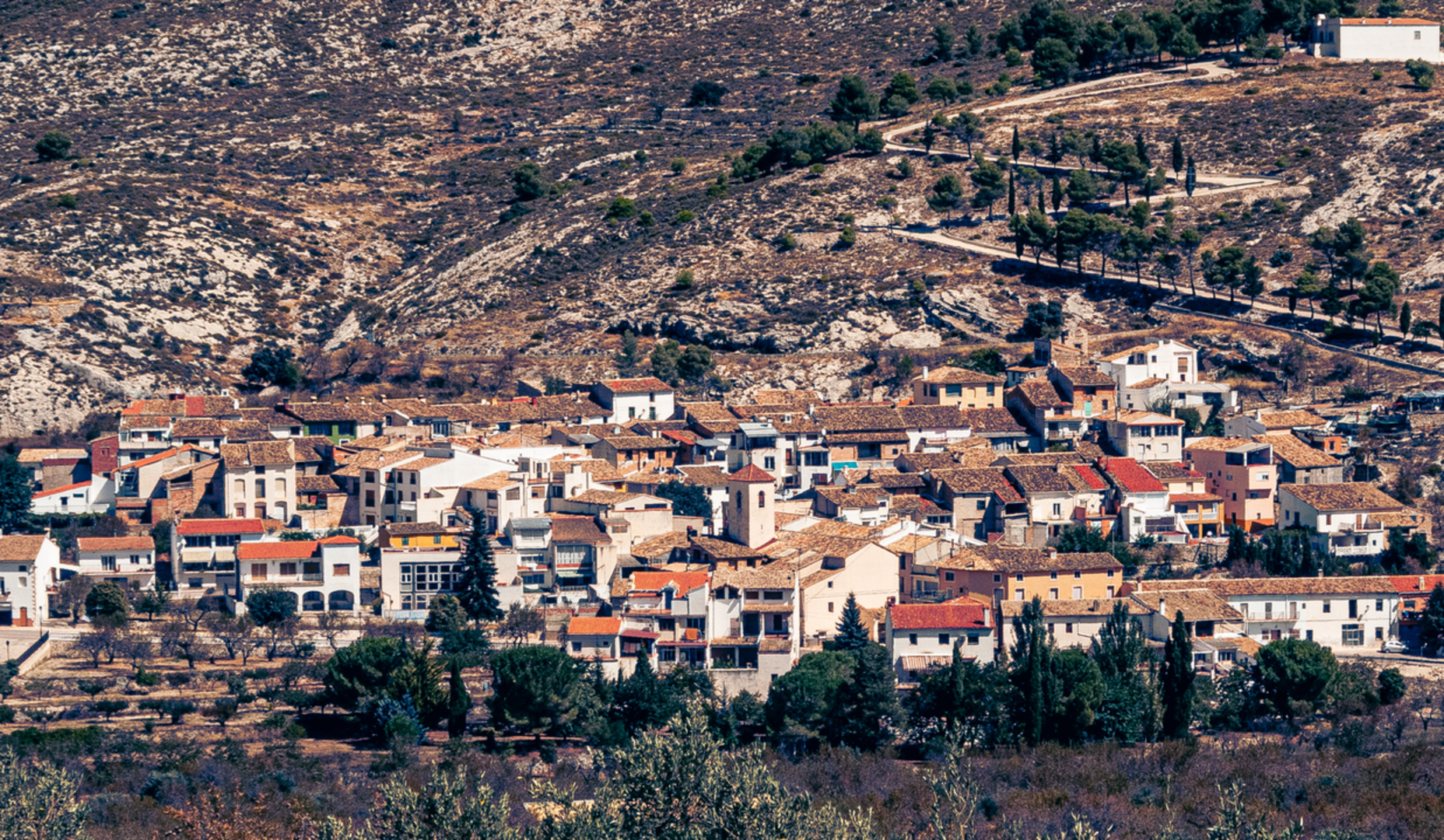 An image depicting the trail Facheca – Pla de la Casa - Facheca PR CV 182 and its surrounding area.