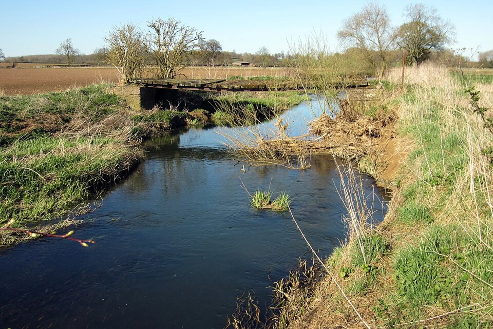 An image depicting the trail Stoke Bruerne Country Park Loop and its surrounding area.