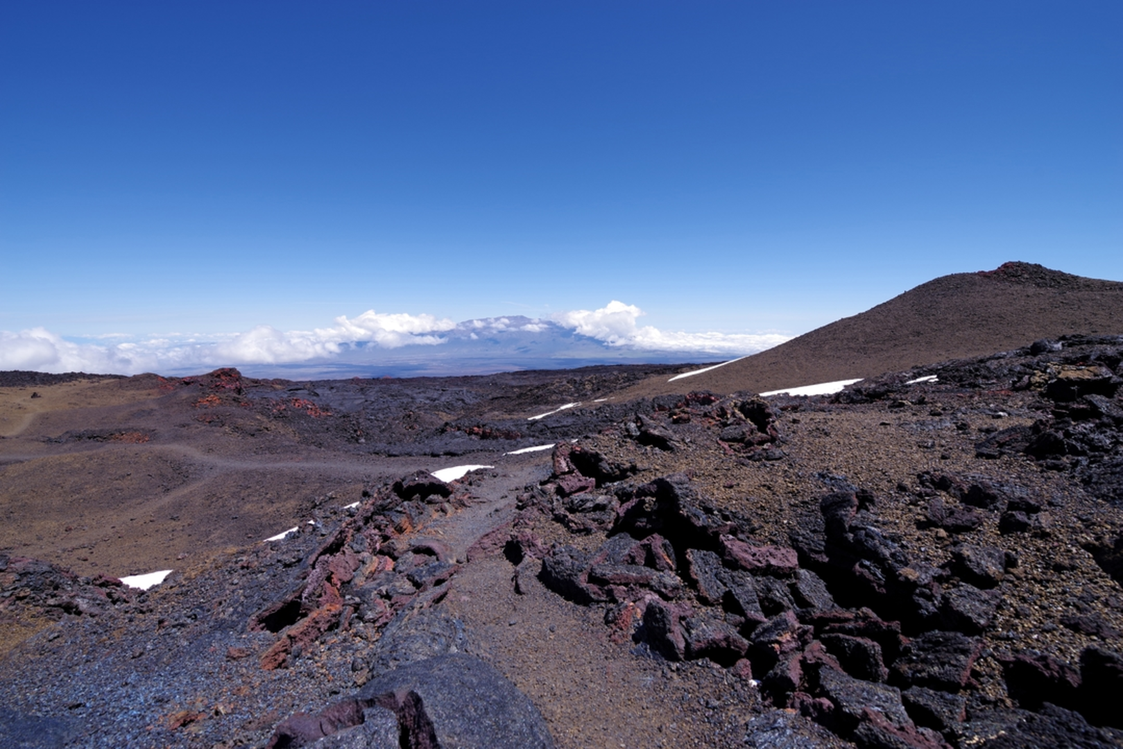 An image depicting the trail Ainapo Trail to Mauna Loa Observatory and its surrounding area.