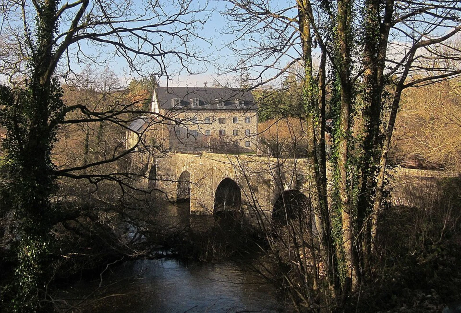 An image depicting the trail Dartington Circular Walk and its surrounding area.