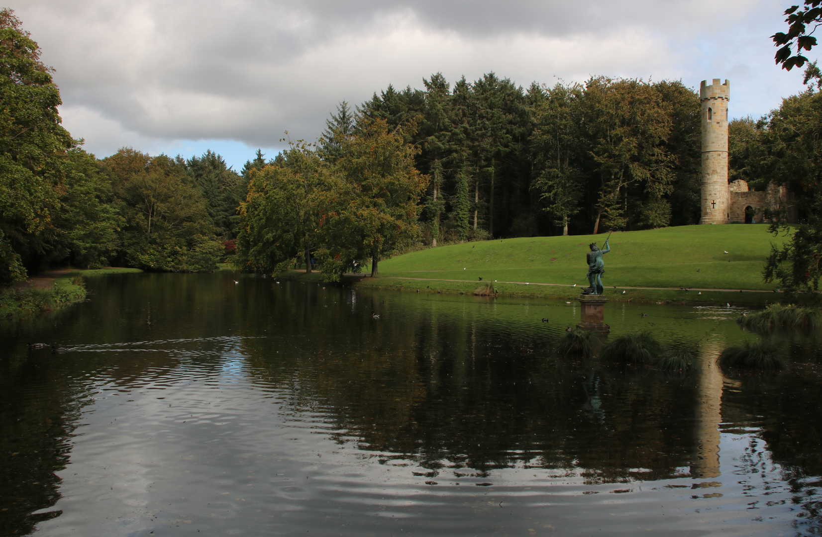 An image depicting the trail Hardwick Wider Estate Walk and its surrounding area.