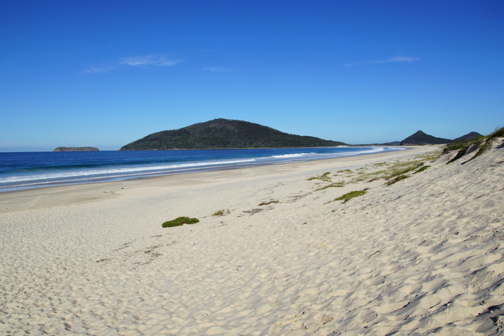 An image depicting the trail Yacaaba Headland Walking Track and its surrounding area.